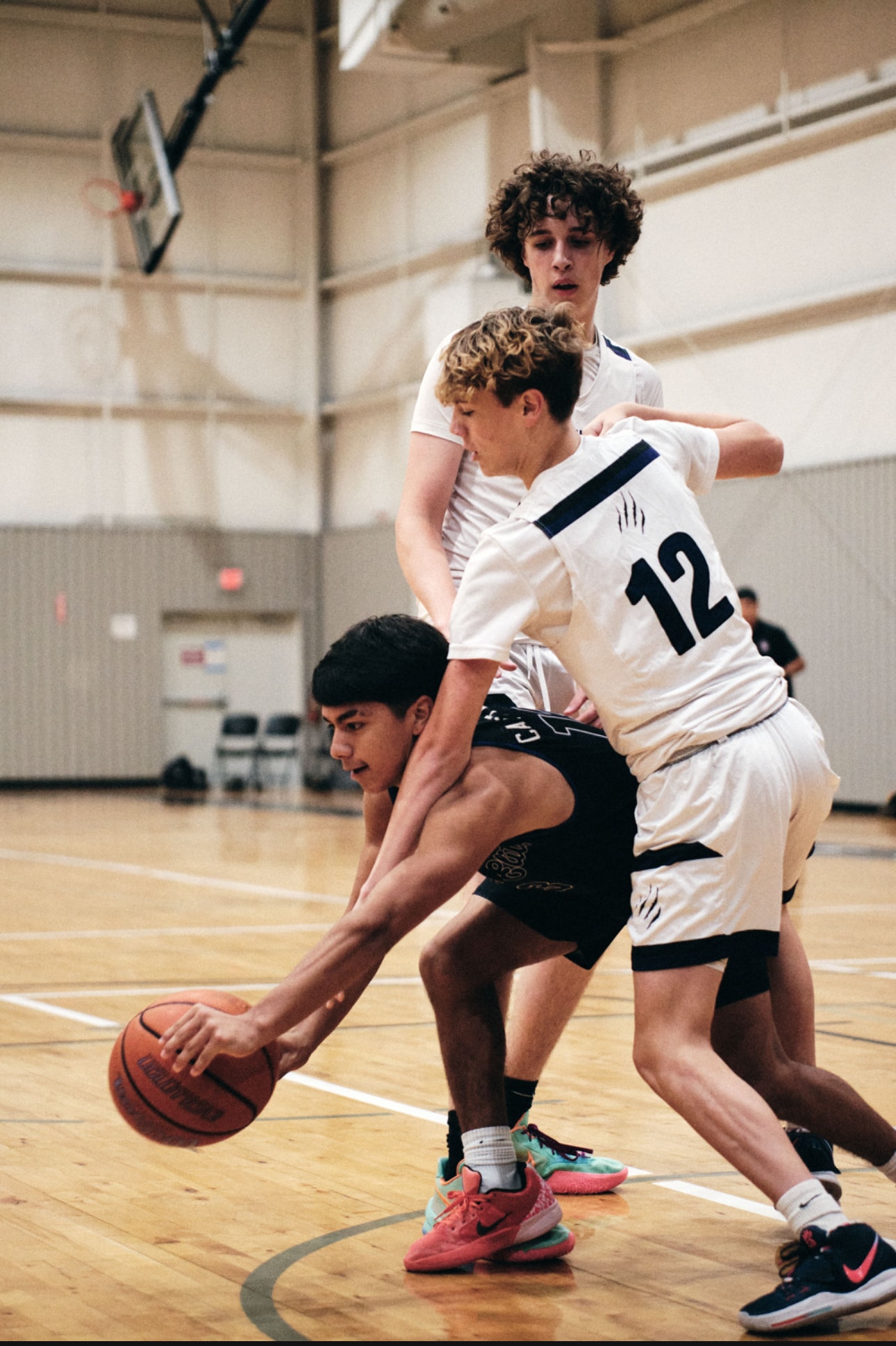 Hurricane Elite player fighting defense