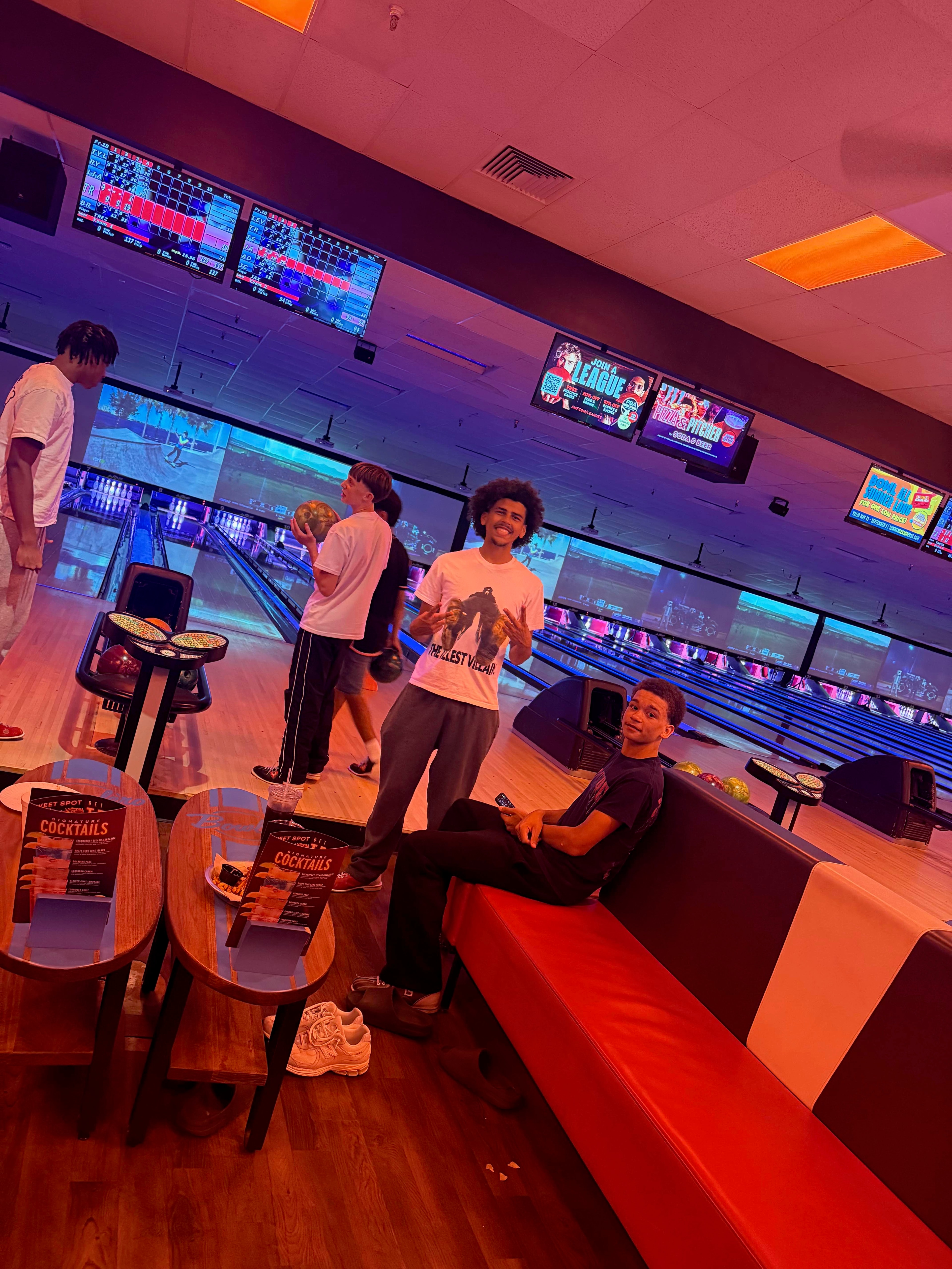 Hurricane Elite team bowling